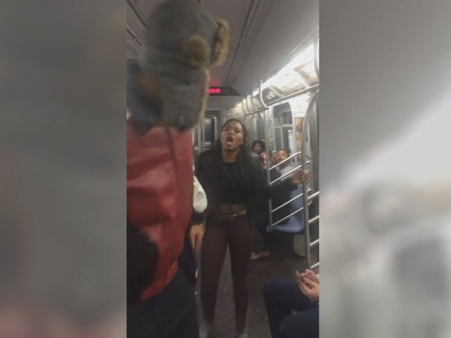 Video: Žene sa nepáčila bunda cestujúceho. Takúto facku nečakala