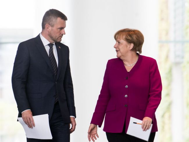 Pellegrini požiada Merkelovú o podporu slovenskej kandidatúry na sídlo ELA