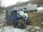 Hasiči zasahujú pri vážnej nehode dodávky a kamiónu