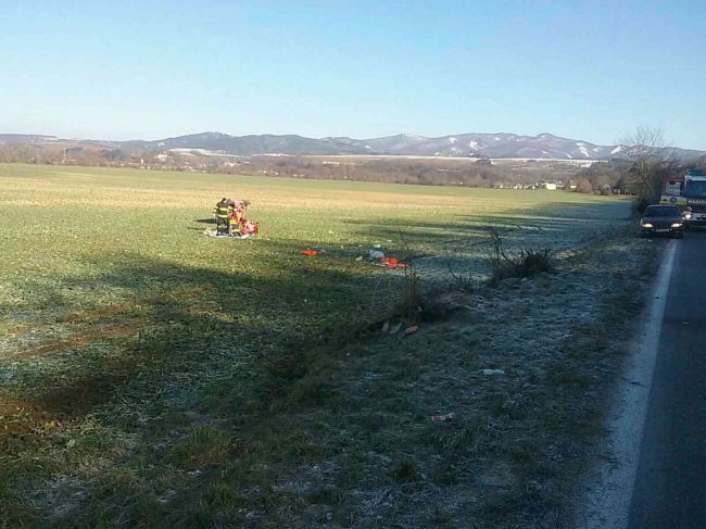 Osobné auto vyletelo z cesty do poľa, jedna osoba nehodu neprežila