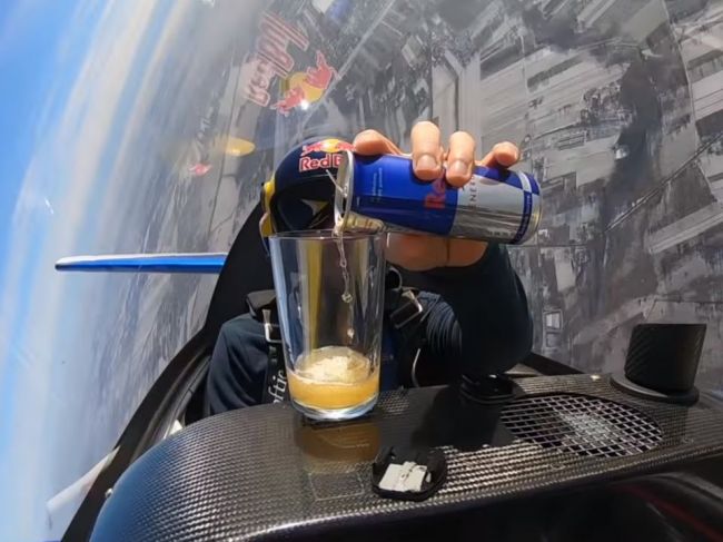 Video: Ako sa správa pohár s nápojom pri akrobatickom lete?