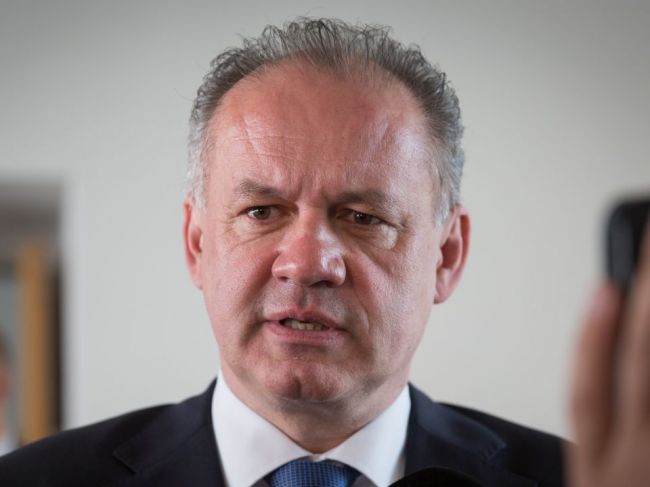 Prezident na premiére filmu Ostrým nožom: Musíme vrátiť dôveru v náš štát