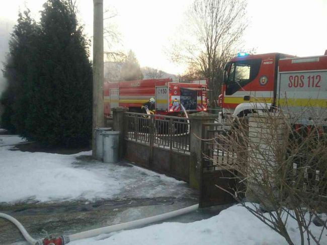 Hasiči zasahujú pri požiari rodinného domu