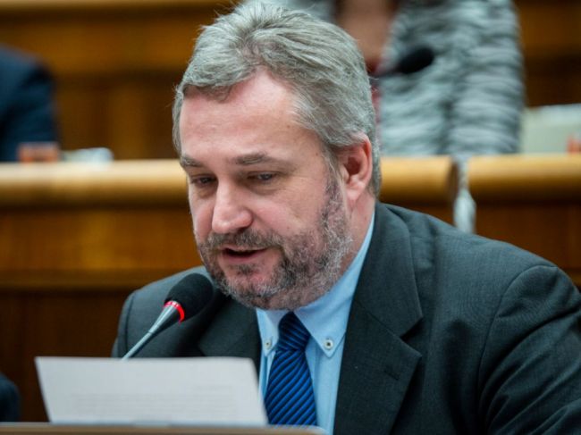 Dostál: Fica nediskvalifikuje to, že je politik, ale jeho pôsobenie