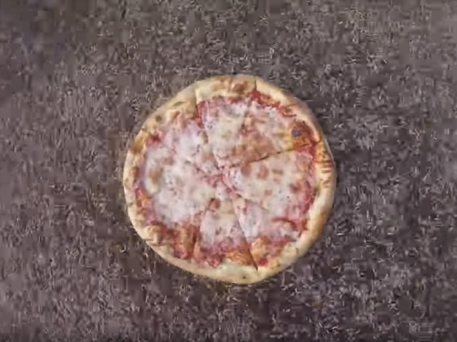 Video: Takto to vyzerá, keď pizzu napadne 10 000 lariev
