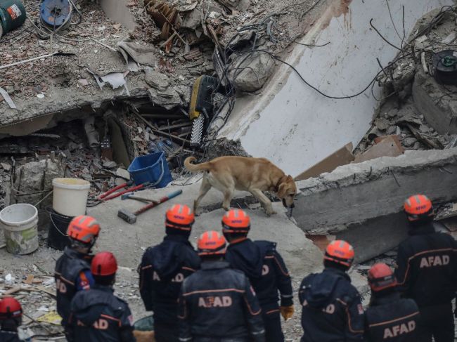  Počet mŕtvych po zrútení budovy v Istanbule stúpol na 16