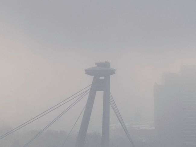Meteorológovia varujú miestami pred silným vetrom a hmlou