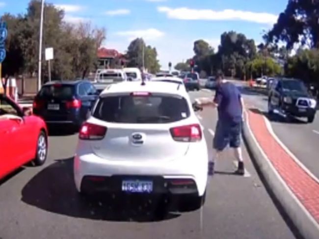 Video: Žena chcela vyhodiť špak z auta. Do cesty sa jej postavil odvážny hrdina