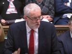 Vodca labouristov obvinil premiérku zo zdržovania