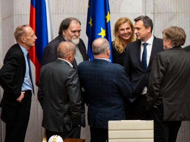 Poslanci nezvolili žiadneho kandidáta na ústavného sudcu