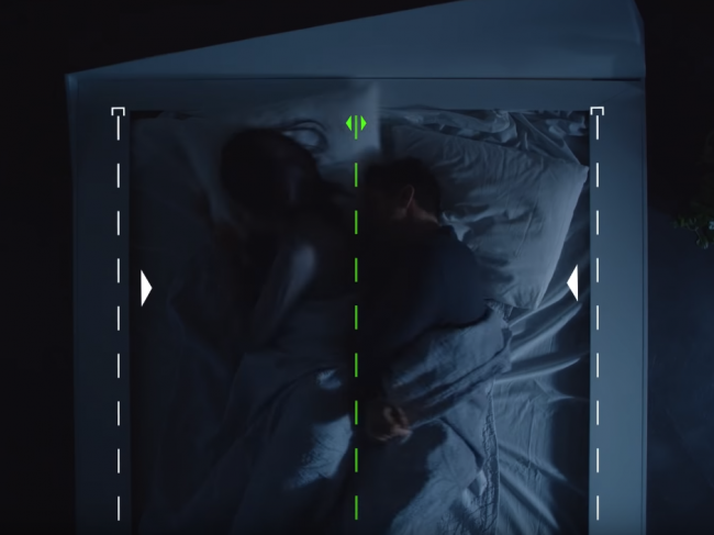 Video: Vytláča vás partner na posteli? Táto novinka to ľahko vyrieši