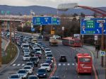 Pri ceste do Bratislavy odporúčajú ľuďom od Trnavy nechať auto doma