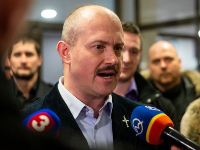 SaS a OĽaNO sa ohradzujú voči konšpiráciám ĽSNS
