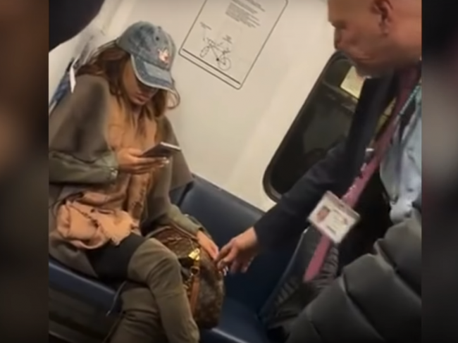 Video: Žena zaberala miesto v metre kabelkou. Takto to s ňou polícia vyriešila