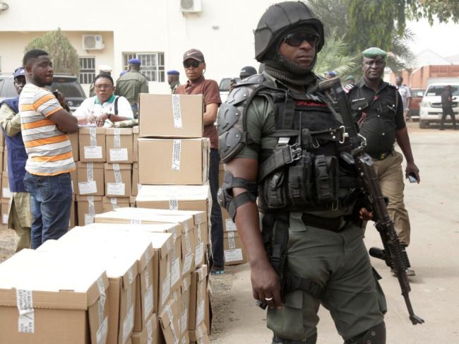 Polícia našla v predvečer prezidentských a parlamentných volieb v NIgérii 66 tiel