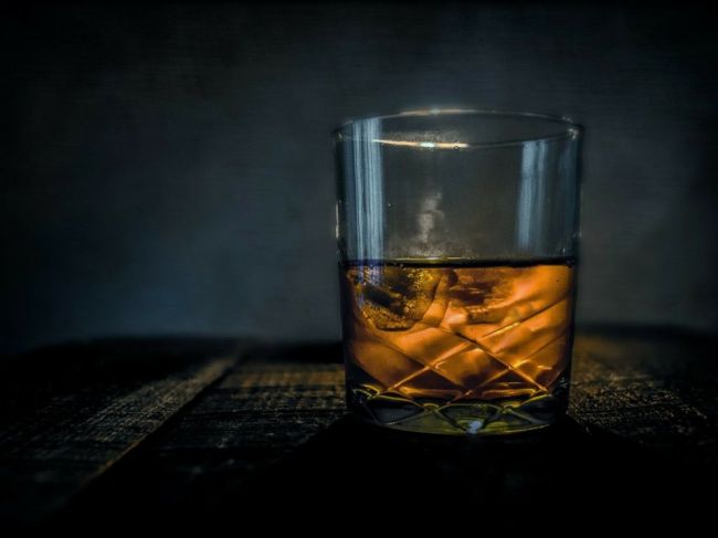 Vývoz americkej whiskey od polovice minulého roka klesá, dopláca na Trumpove clá