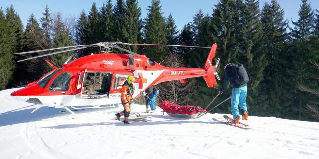 Zraneného skialpinistu a lyžiarku prevážal do nemocníc vrtuľník