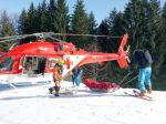 Zraneného skialpinistu a lyžiarku prevážal do nemocníc vrtuľník