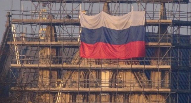 Na katedrálu v meste Salisbury umiestnili ruskú zástavu