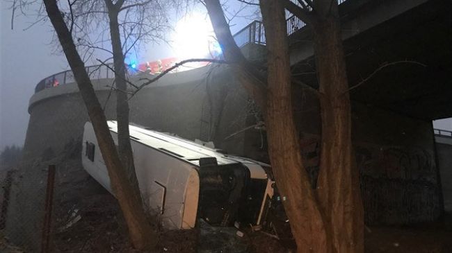 Pri nehode autobusu sa zranili traja ľudia
