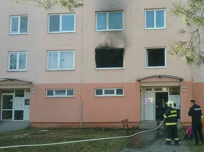 Hasiči zasahujú pri požiari bytu v Trenčíne