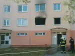 Hasiči zasahujú pri požiari bytu v Trenčíne