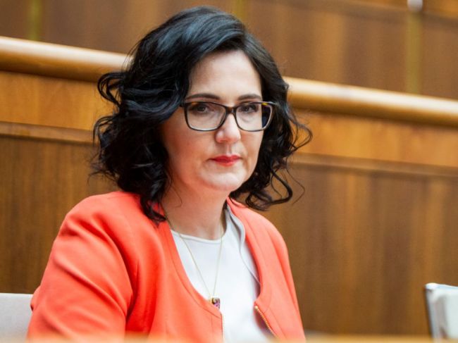 Remišová: Vláda rozdáva dotácie pochybným firmám a nie riadnym vedcom