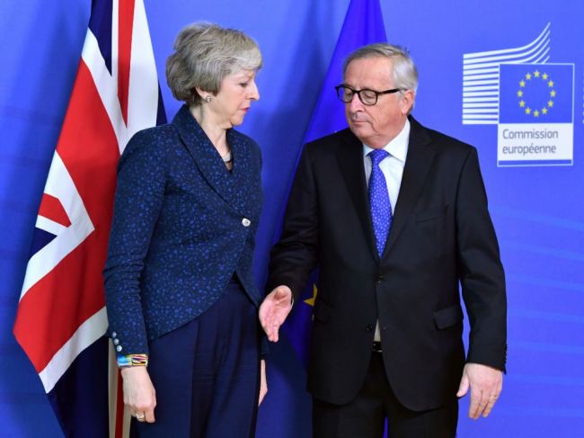 Juncker neočakáva, že stretnutie s Mayovou bude produktívne