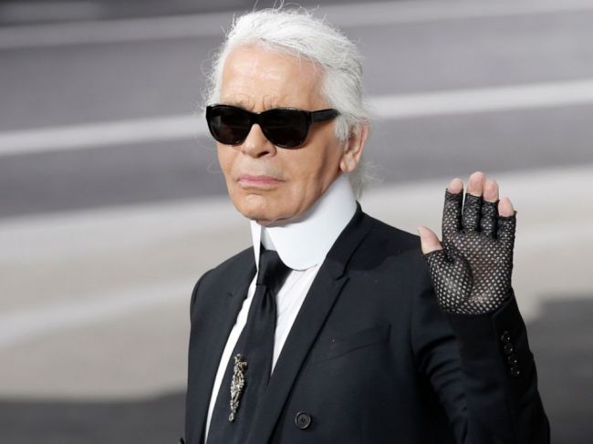 Za Lagerfeldom smútia Donatella Versace, Claudia Schiffer aj starostka Paríža
