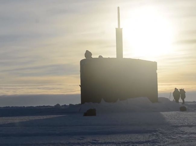 Video: Spod ľadu na Arktíde sa vynorila americká ponorka