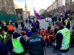 Nespokojní farmári zablokovali dopravu v Bratislave