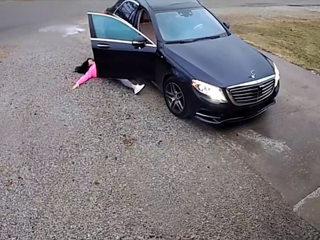 Video: Žena chcela vystúpiť z auta, no poľadovica jej bola osudnou