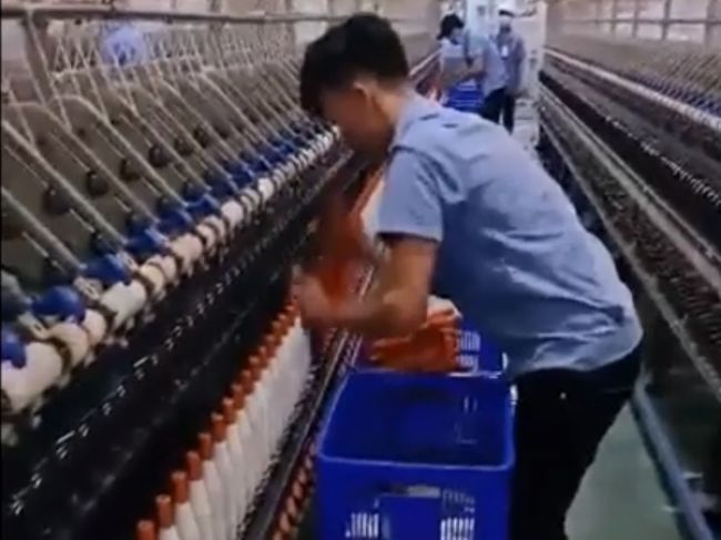 Video: Šikovné ruky pracovníkov v továrni na textil vás prekvapia