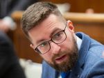Poliačik chce zakázať plastové taniere a príbory v štátnej správe