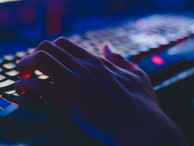 Odhalili skupinu internetových podvodníkov oberajúcich Európanov o milóny eur