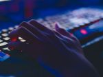 Odhalili skupinu internetových podvodníkov oberajúcich Európanov o milóny eur