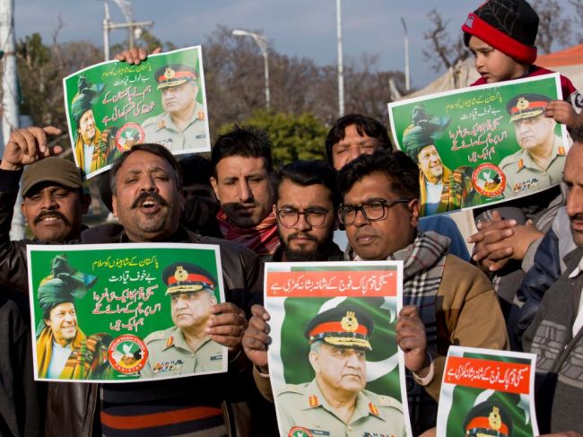 Pakistanský premiér po zostrelení lietadiel v Kašmíre ponúkol Indii dialóg