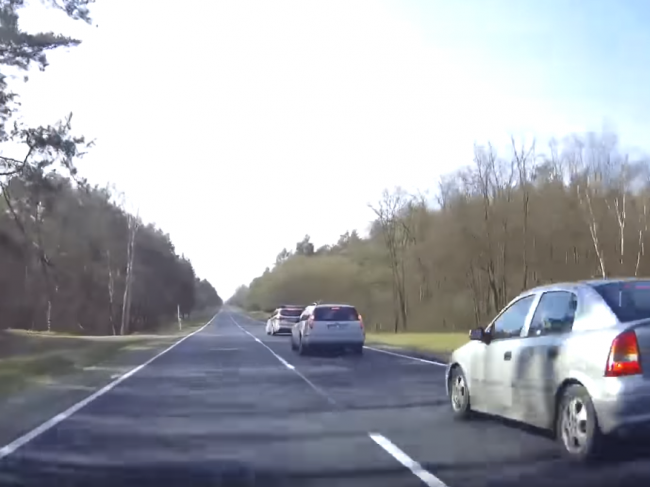 Video: Vodič chcel predbehnúť niekoľko vozidiel naraz.Toto auto s majákmi si však nevšimol