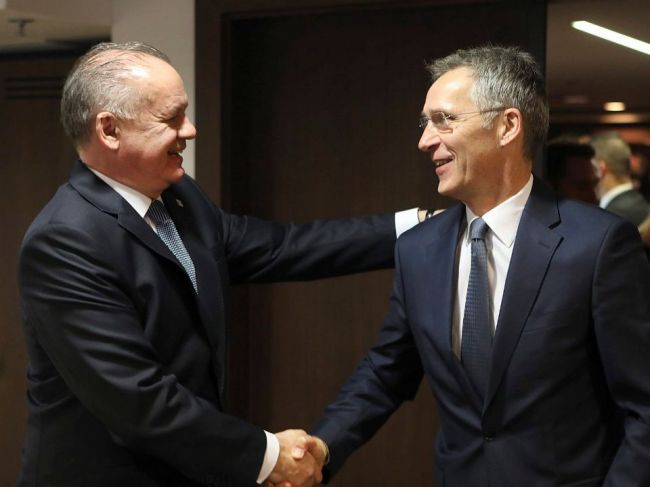 Kiska hovoril so šéfom NATO o dôležitosti investícií do obrany