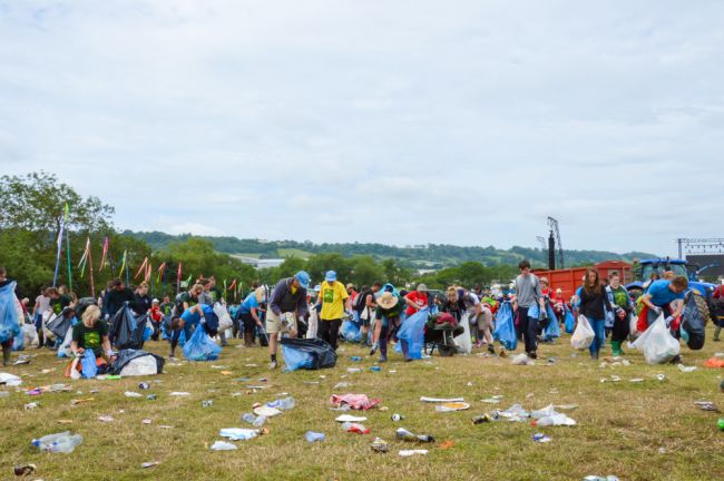 Festival Glastonbury zakázal plastové fľaše
