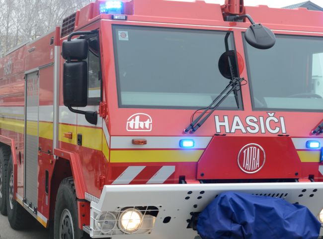 Desiatky hasičov zasahovali pri požiari porastu a chatiek v Bratislave