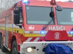 Desiatky hasičov zasahovali pri požiari porastu a chatiek v Bratislave
