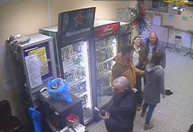 Video: Muži sa chceli biť v predajni. Takto s nimi pokladníčka zatočila
