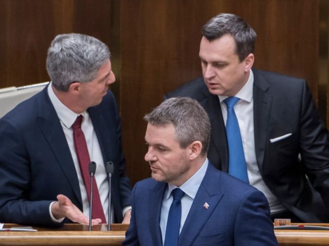 Podľa OĽaNO sa Andrej Danko rozhodol opäť vydierať svojich koaličných partnerov