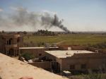 Z poslednej bašty Islamského štátu, dediny Baghúz, sa valia ohnivé gule a čierny dym