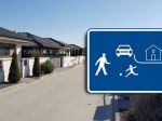 Parkovanie a pohyb v obytnej zóne: čo hovorí zákon a aké majú chodci a vodiči povinnosti