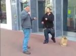 Video: Mladík provokoval staršieho muža na ulici, takéto KO nečakal