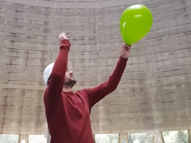 Video: Čo sa stane, keď vnútri chladiacej veže jadrovej elektrárne prasknete balón?