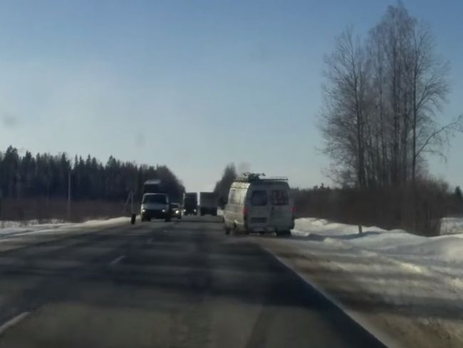 Video: Uvoľnená pneumatika spôsobila na ceste totálnu pohromu. Podvozky 2 áut to neprežili