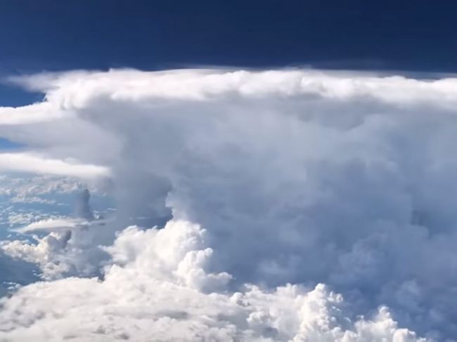 Video: Lietadlo preletelo okolo búrkových mračien. Takto vyzerá búrka z pohľadu pasažiera